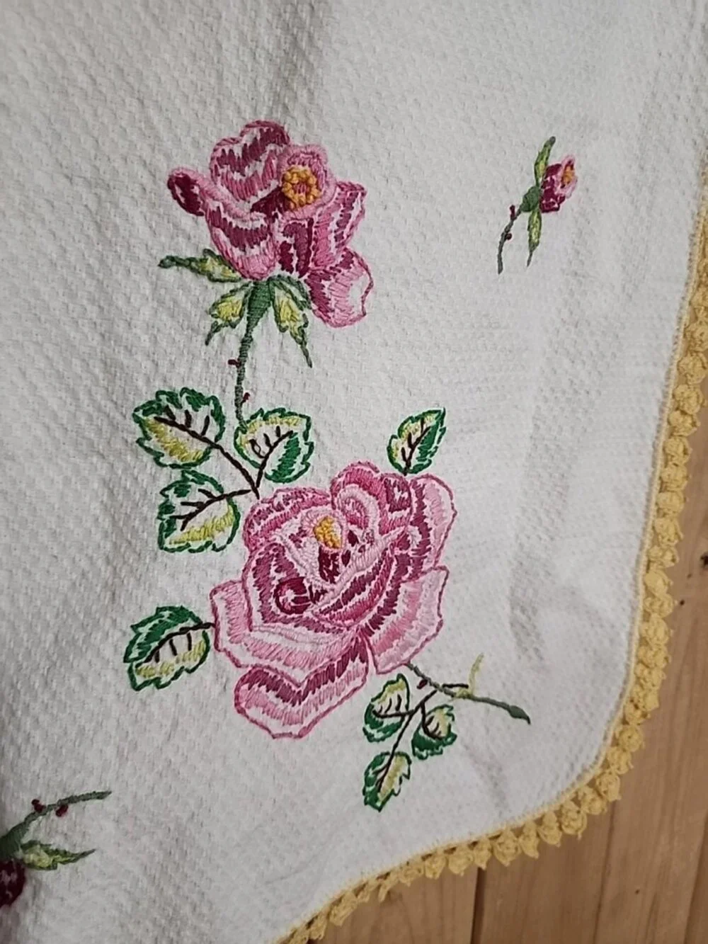 Vintage Hand Embroidered Crocheted‎ Edge Rose Floral Table Runner Dresser Scarf